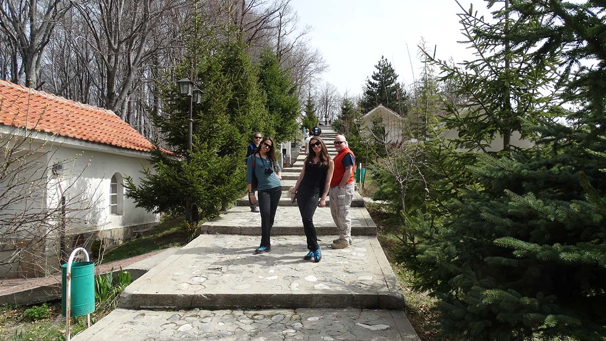 The path to the Cross with the chapel of all apostles
