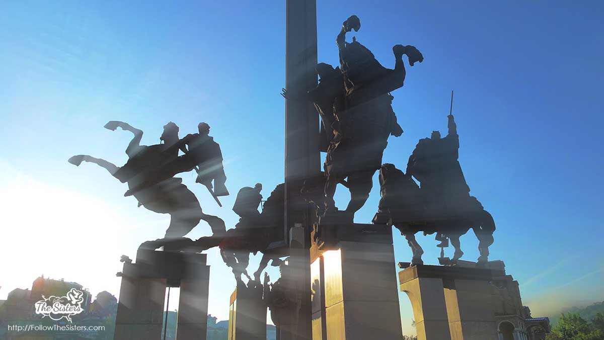 Sunrays on Assenevtsi monument in Veliko Tarnovo