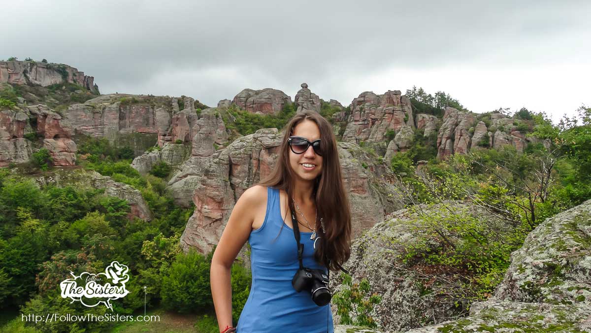 Ellie with the beautiful scenery on the entrance of Belogradchik