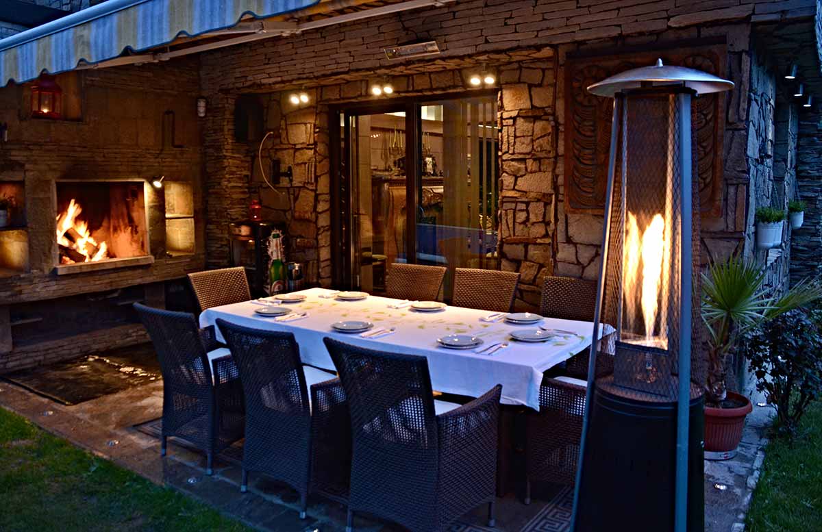 The garden of villa Vuchev in the evening