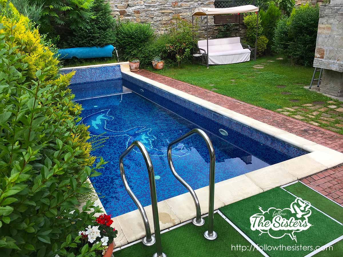 The beautiful petite swimming pool of villa Vuchev